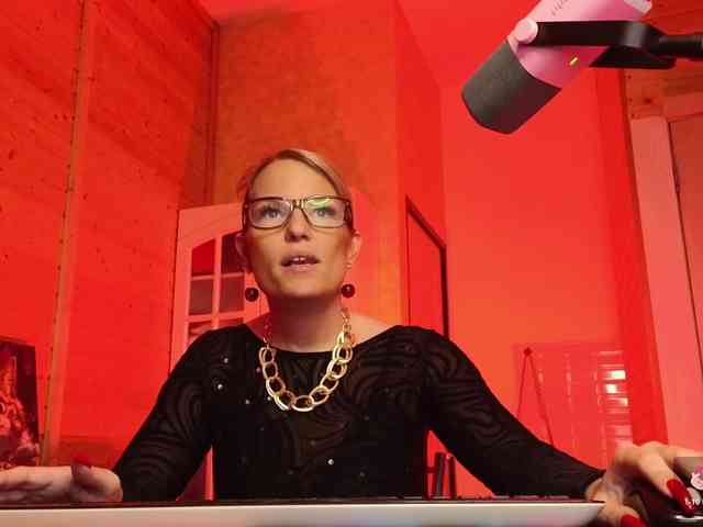 Findom_Lady_Shine webcam