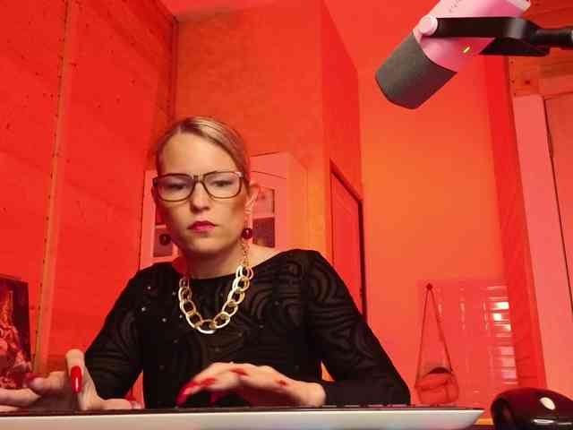 Findom_Lady_Shine webcam