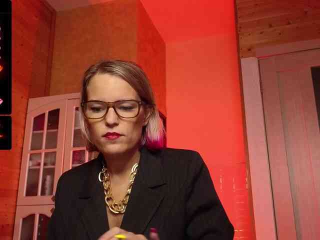 Findom_Lady_Shine webcam