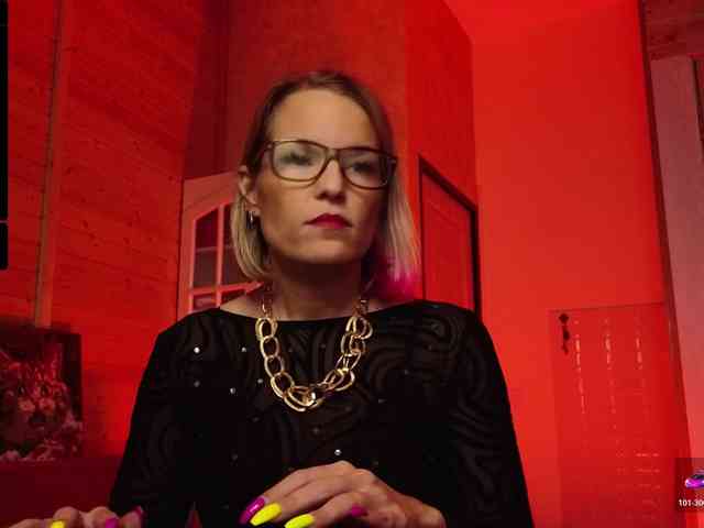 Findom_Lady_Shine webcam