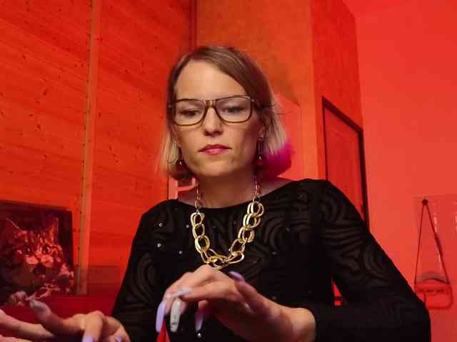 Findom_Lady_Shine webcam