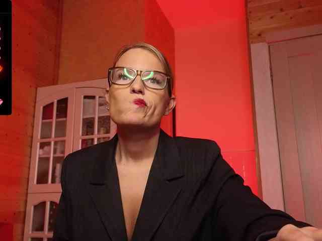 Findom_Lady_Shine webcam