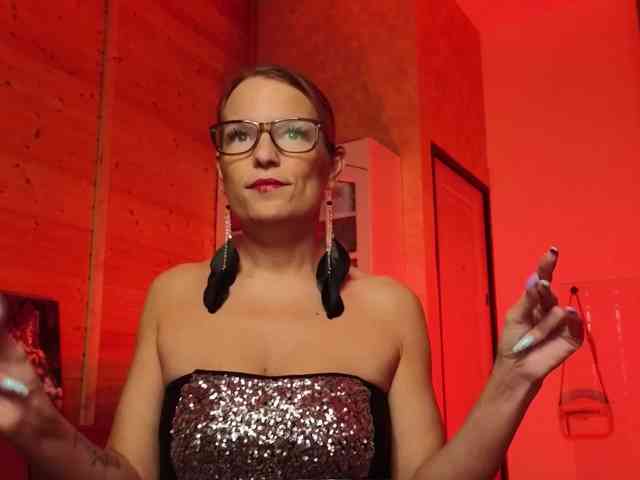 Findom_Lady_Shine webcam