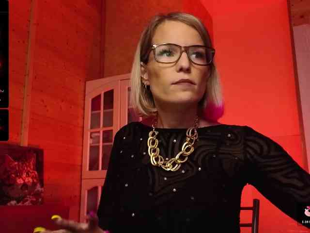 Findom_Lady_Shine webcam