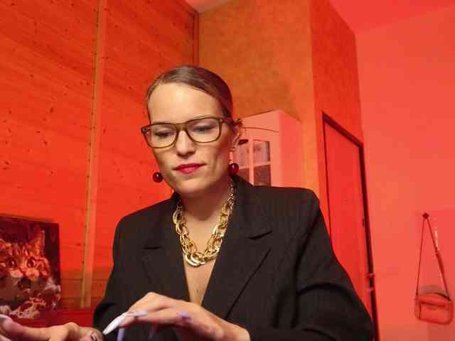 Findom_Lady_Shine webcam