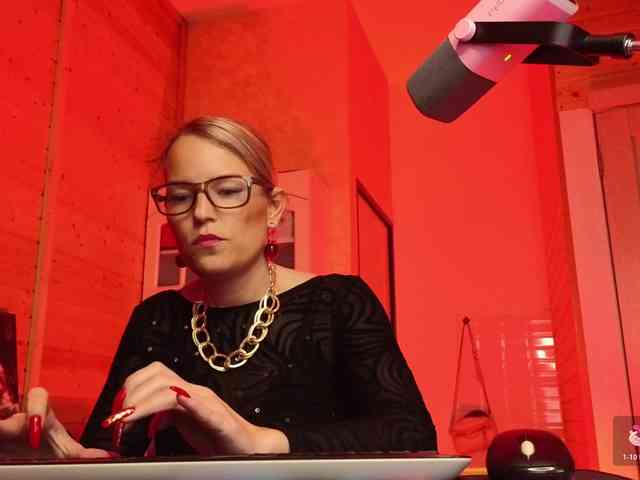 Findom_Lady_Shine webcam