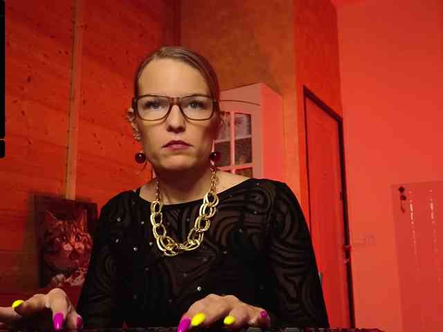 Findom_Lady_Shine webcam