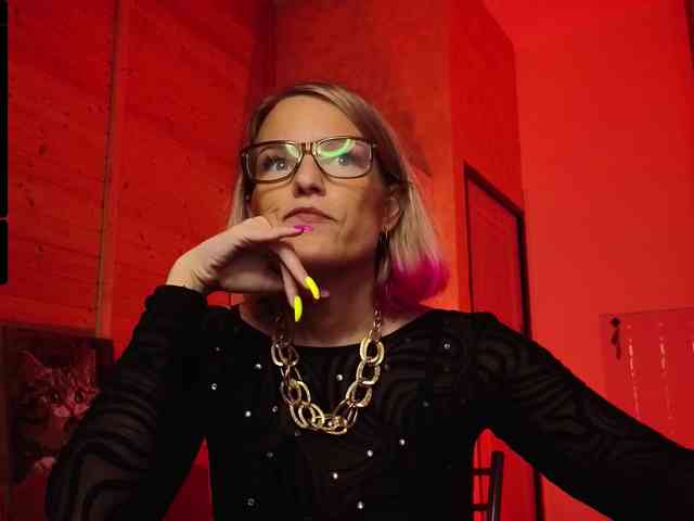 Findom_Lady_Shine webcam