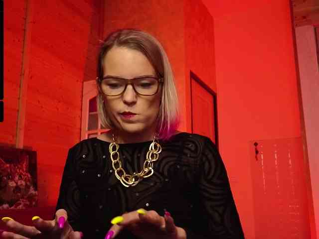 Findom_Lady_Shine webcam