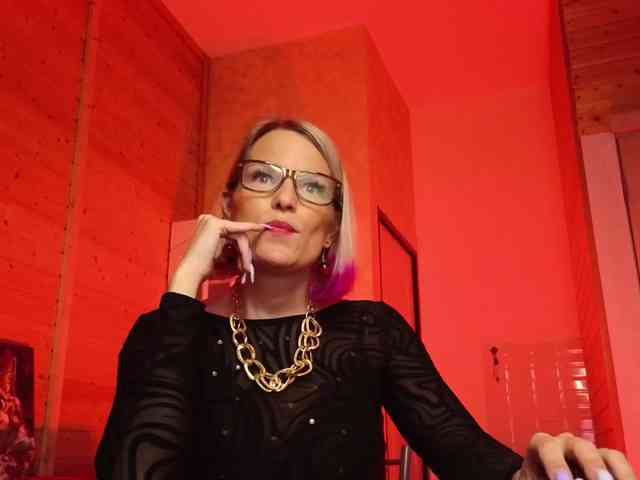 Findom_Lady_Shine webcam