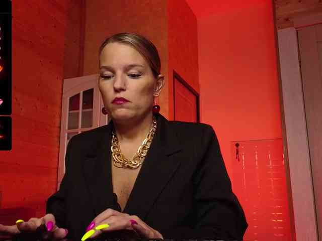 Findom_Lady_Shine webcam