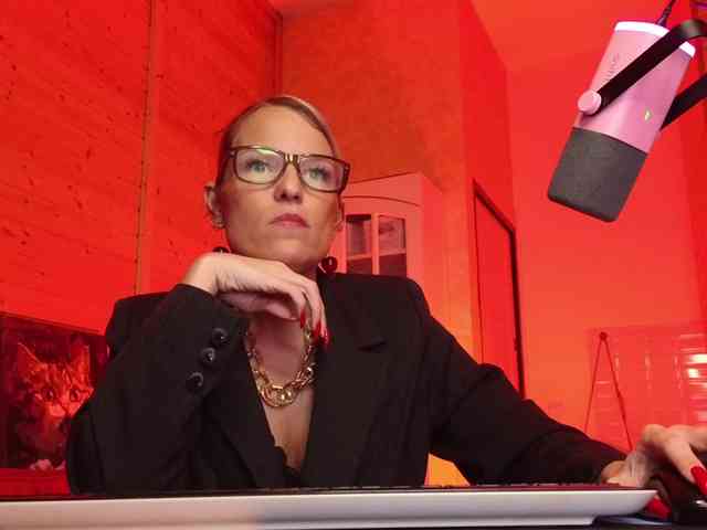 Findom_Lady_Shine webcam