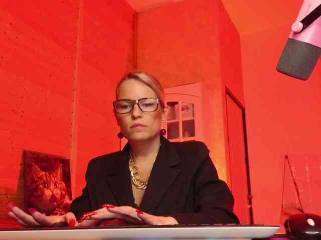 Findom_Lady_Shine webcam