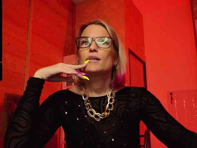 Findom_Lady_Shine webcam