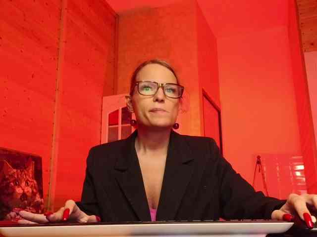 Findom_Lady_Shine webcam