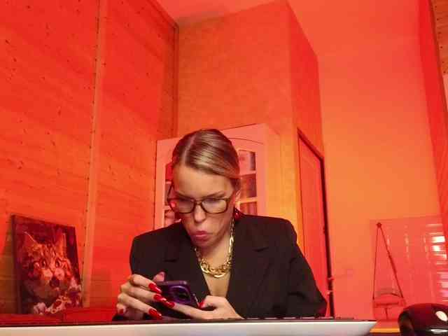 sweeteve050 Live Webcam on BongaCams