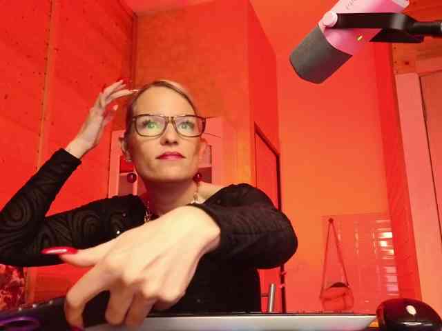 Findom_Lady_Shine webcam