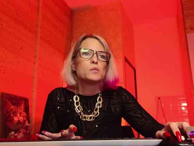 Findom_Lady_Shine webcam