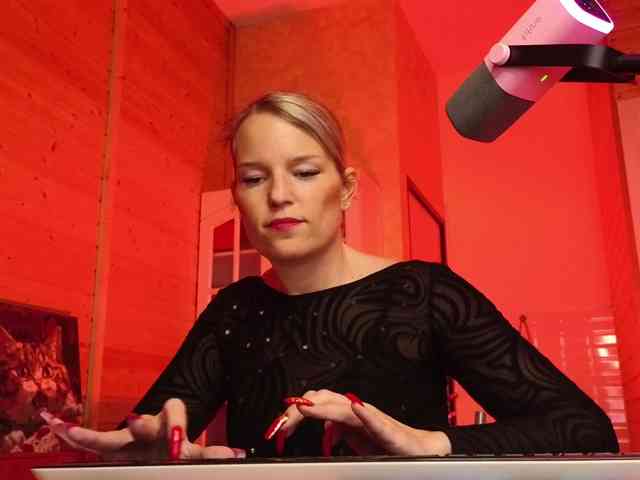 Findom_Lady_Shine webcam