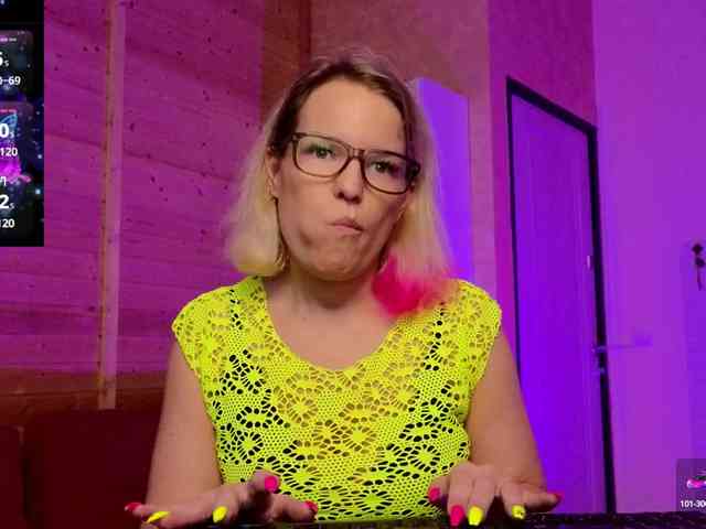 Findom_Lady_Shine webcam