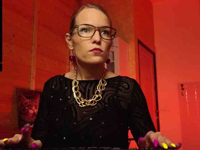 Findom_Lady_Shine webcam