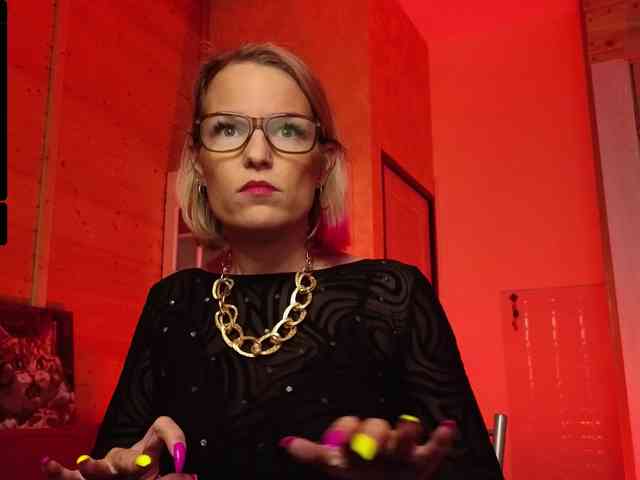 Findom_Lady_Shine webcam