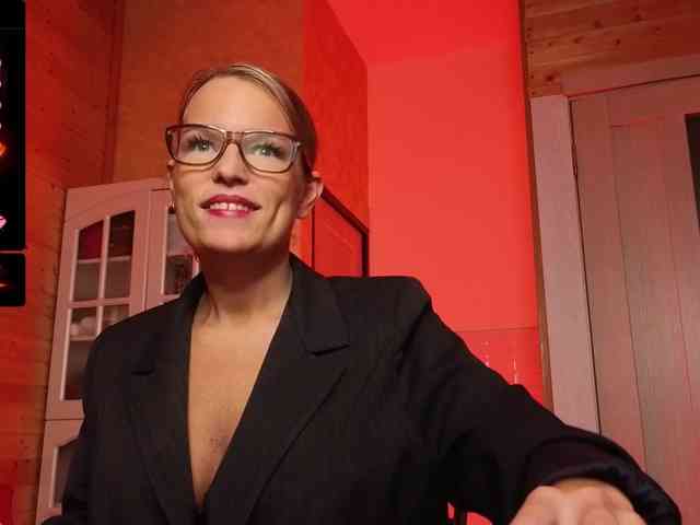 Findom_Lady_Shine webcam