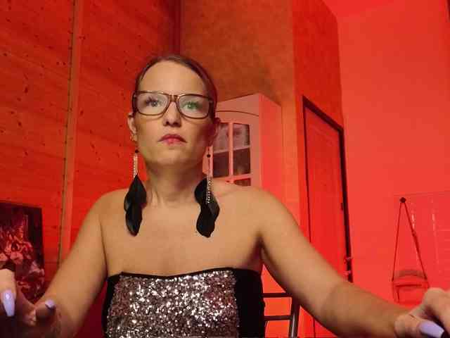 Findom_Lady_Shine webcam