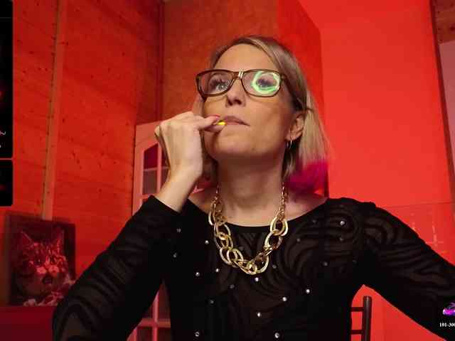 Findom_Lady_Shine webcam