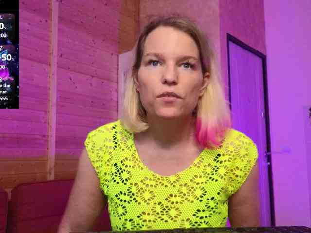 Findom_Lady_Shine webcam
