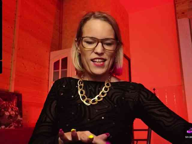 Findom_Lady_Shine webcam