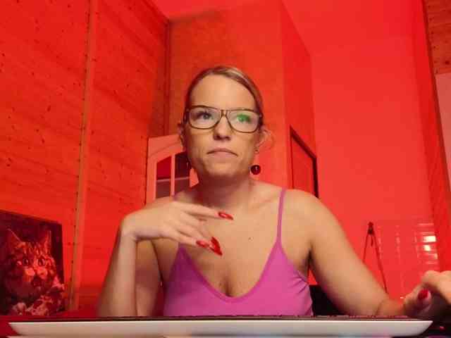 Findom_Lady_Shine webcam