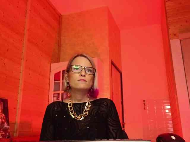 Findom_Lady_Shine webcam