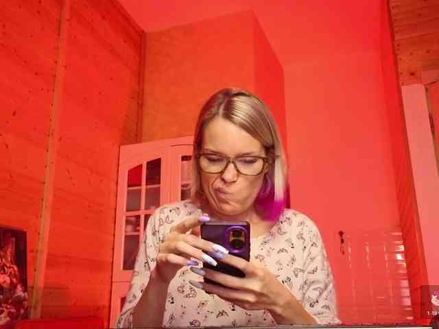 Findom_Lady_Shine webcam