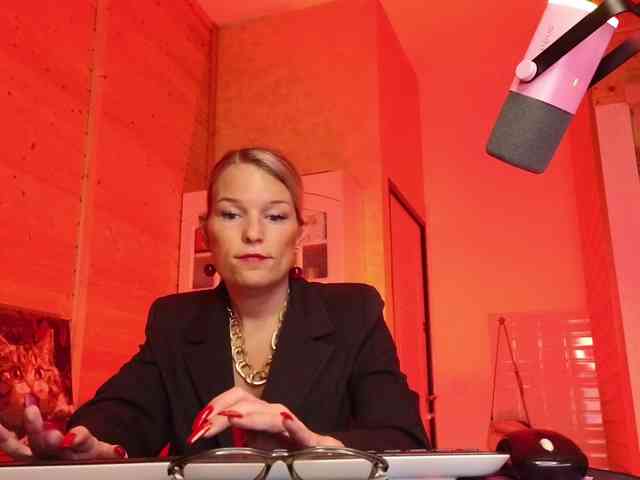 Findom_Lady_Shine webcam