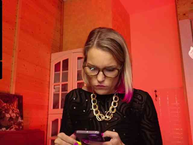 Findom_Lady_Shine webcam