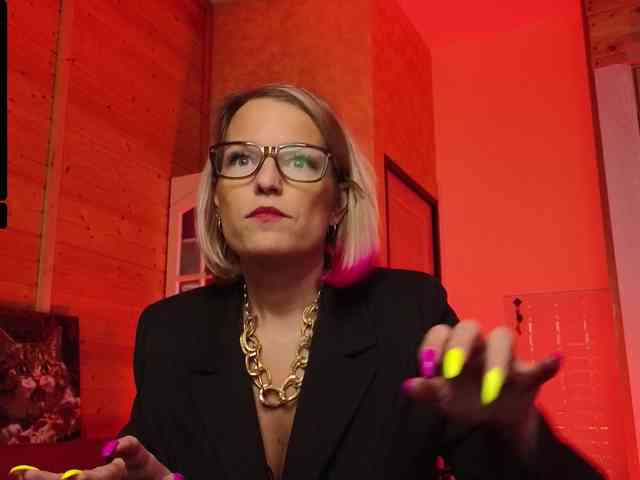 Findom_Lady_Shine webcam