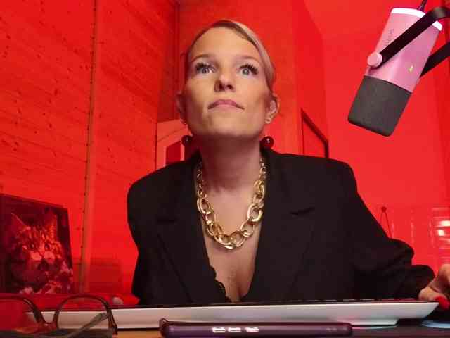 Findom_Lady_Shine webcam