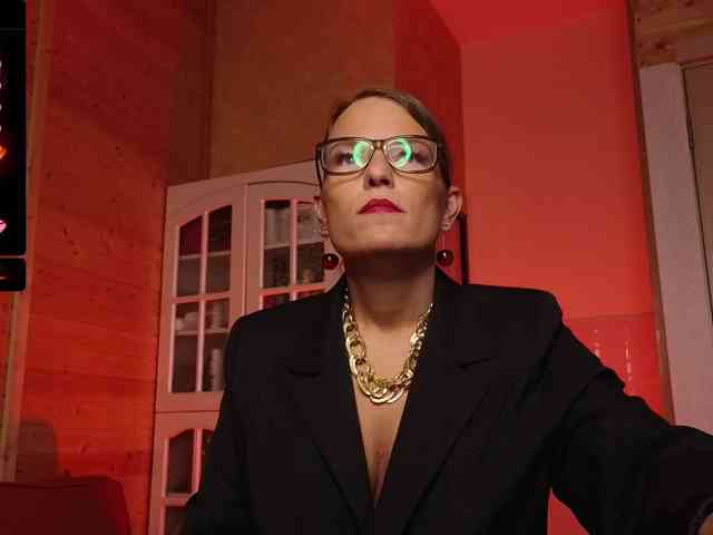 Findom_Lady_Shine webcam