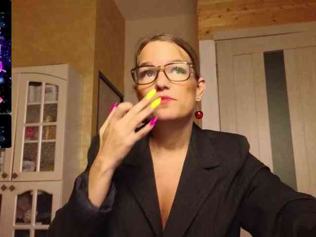 Findom_Lady_Shine webcam