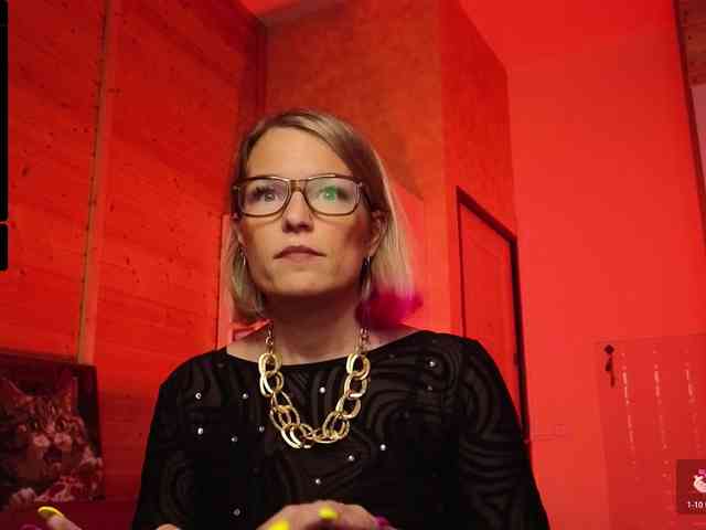 Findom_Lady_Shine webcam