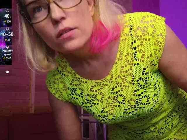 Findom_Lady_Shine webcam