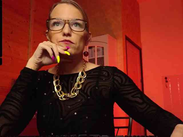 Findom_Lady_Shine webcam