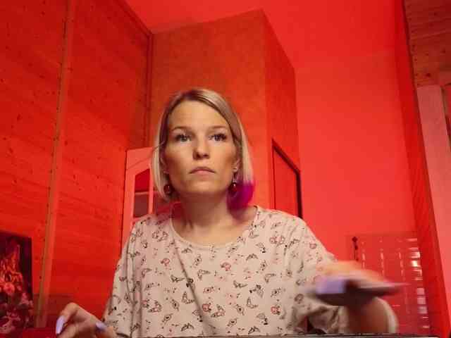 Findom_Lady_Shine webcam