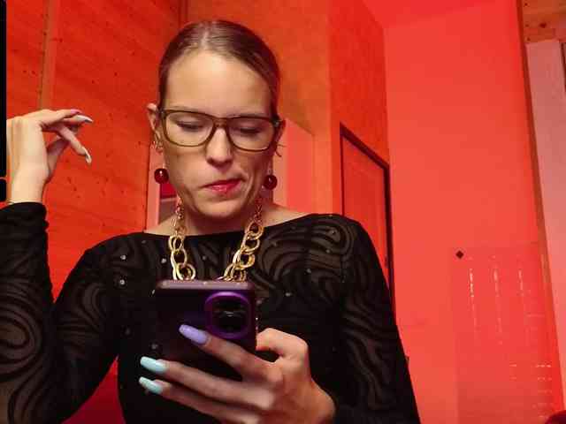 Findom_Lady_Shine webcam