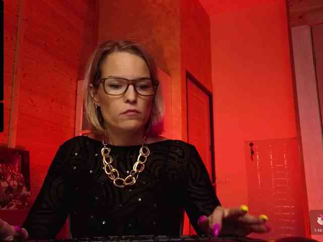 Findom_Lady_Shine webcam