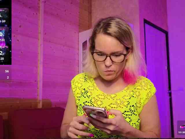 Findom_Lady_Shine webcam