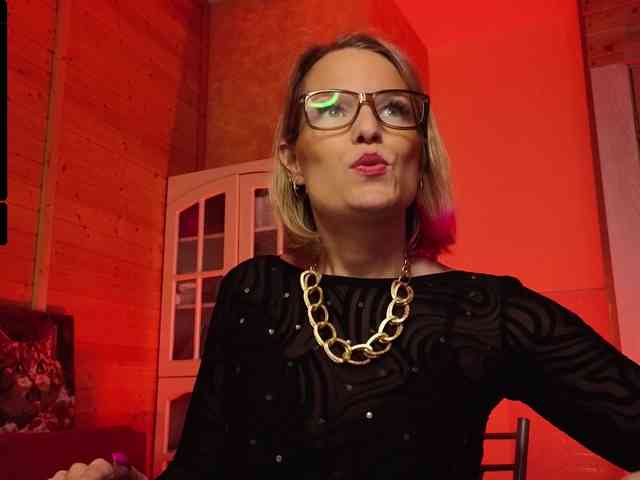 Findom_Lady_Shine webcam