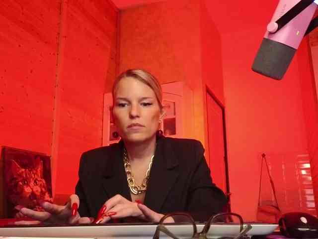 Findom_Lady_Shine webcam