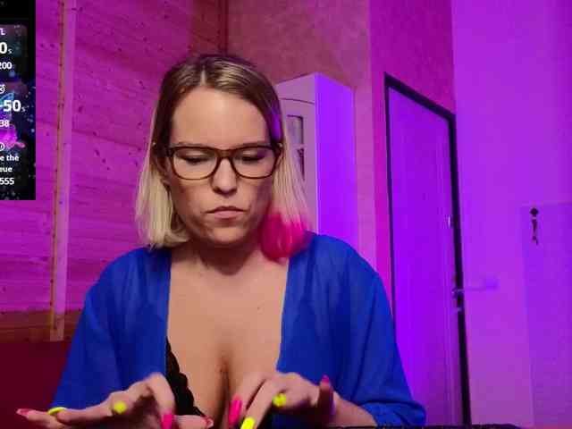 Findom_Lady_Shine webcam